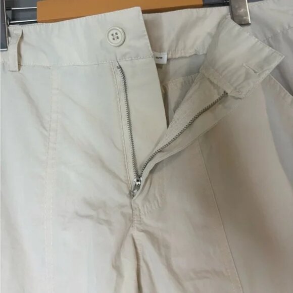 Trendy off-white cargo pants with practical pockets. Ideal for everyday style. - Picture 3 of 7